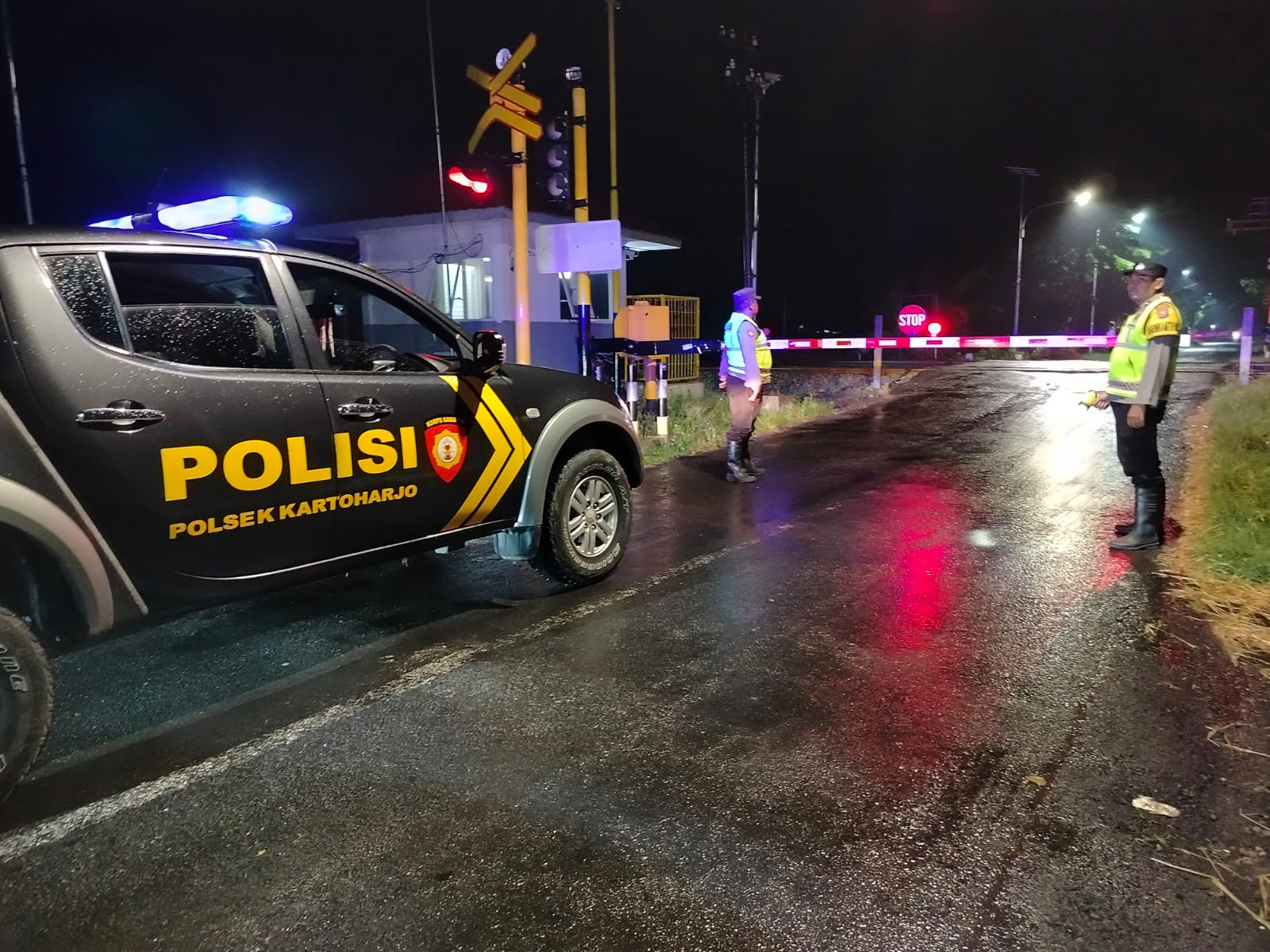 Polsek Kartoharjo Patroli Perlintasan Rel KA di Bayemtaman, Antisipasi Laka Lantas