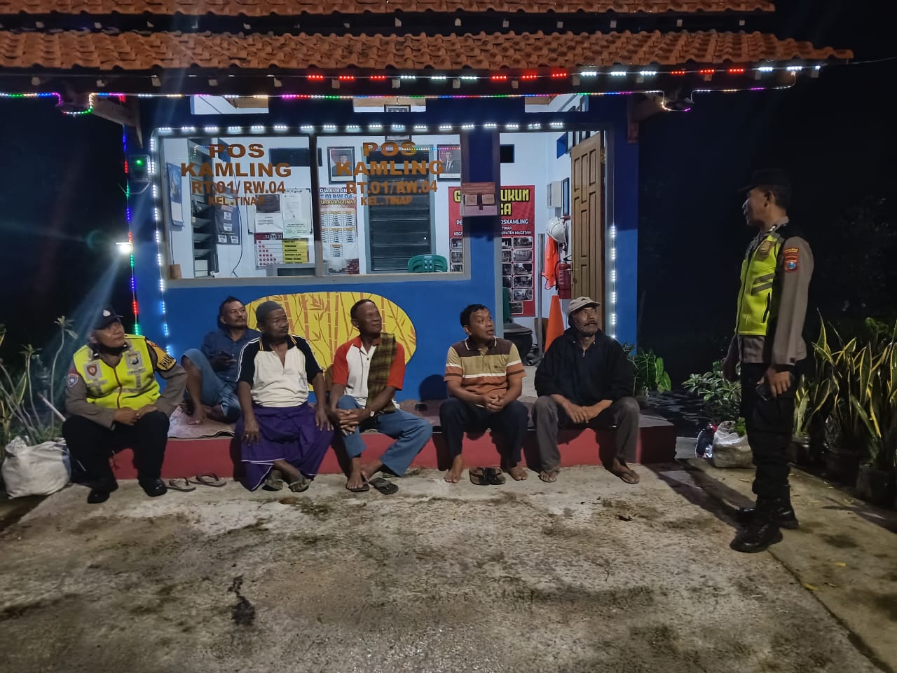 Polsek Sukomoro melaksanakan patroli dialogis pada malam hari dengan sasaran pos kamling