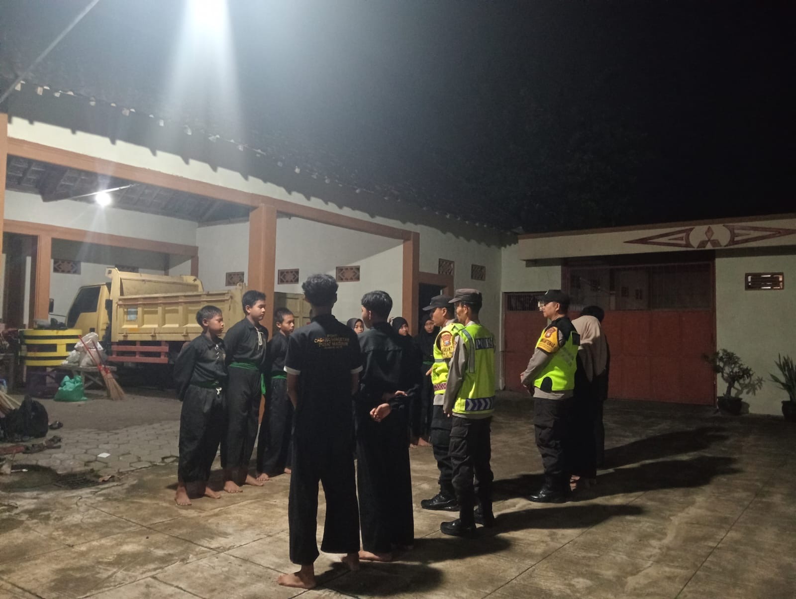 Polsek Nguntoronadi Laksanakan Patroli Dialogis di Tempat Latihan PSHT Desa Driyorejo