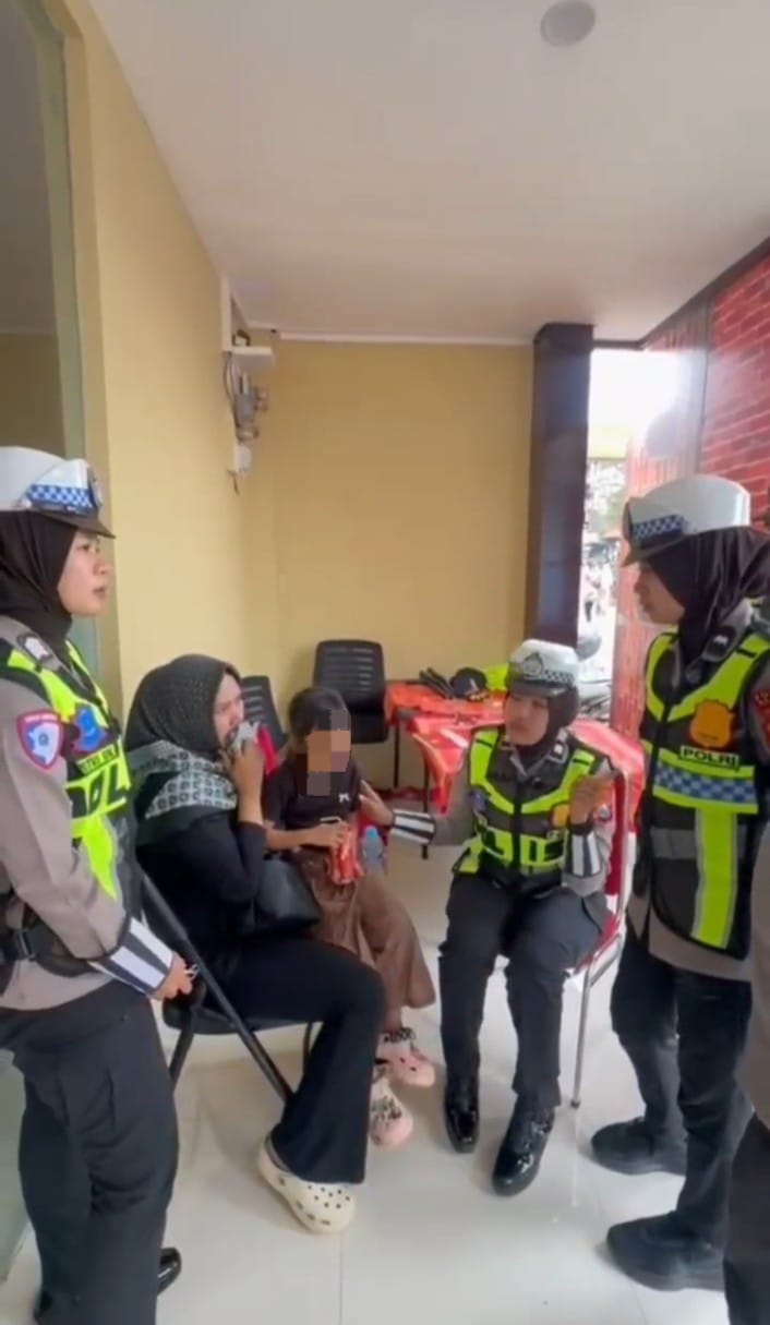 Terpisah di Tengah Keramaian Sarangan, Polisi Sigap Satukan Kembali Anak dengan Orang Tuanya