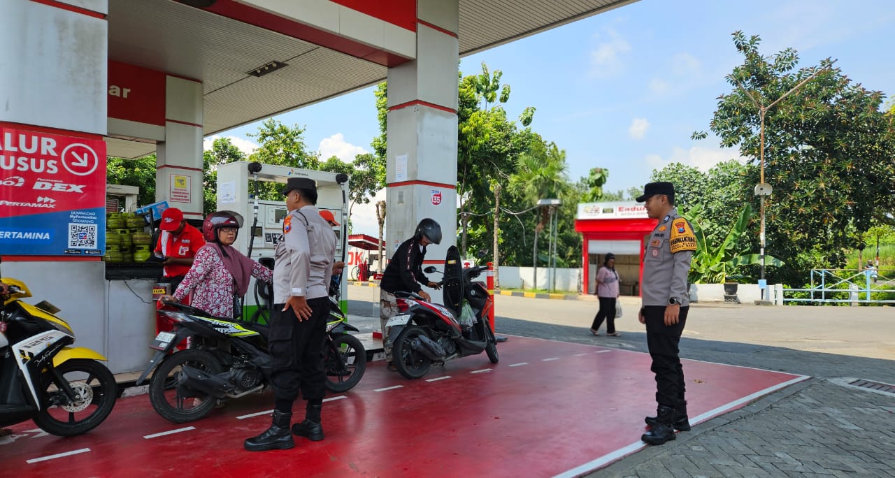 Guna mengantisipasi terjadinya gangguan kamtibmas, personel Polsek Barat melaksanakan patroli di SPBU