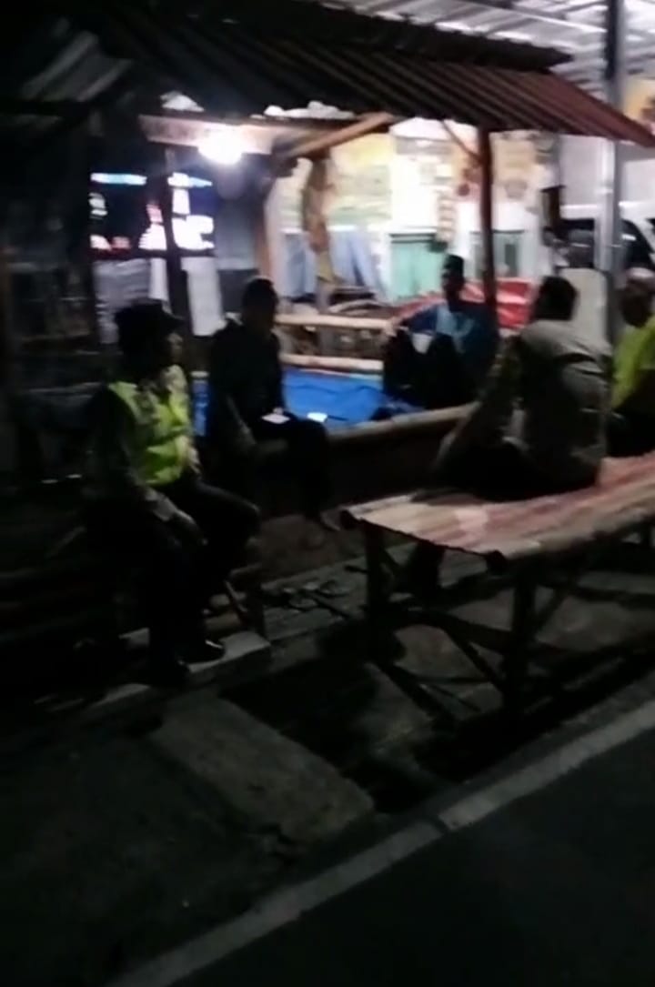 Personel Polsek Maospati melaksanakan patroli dialogis di Poskamling