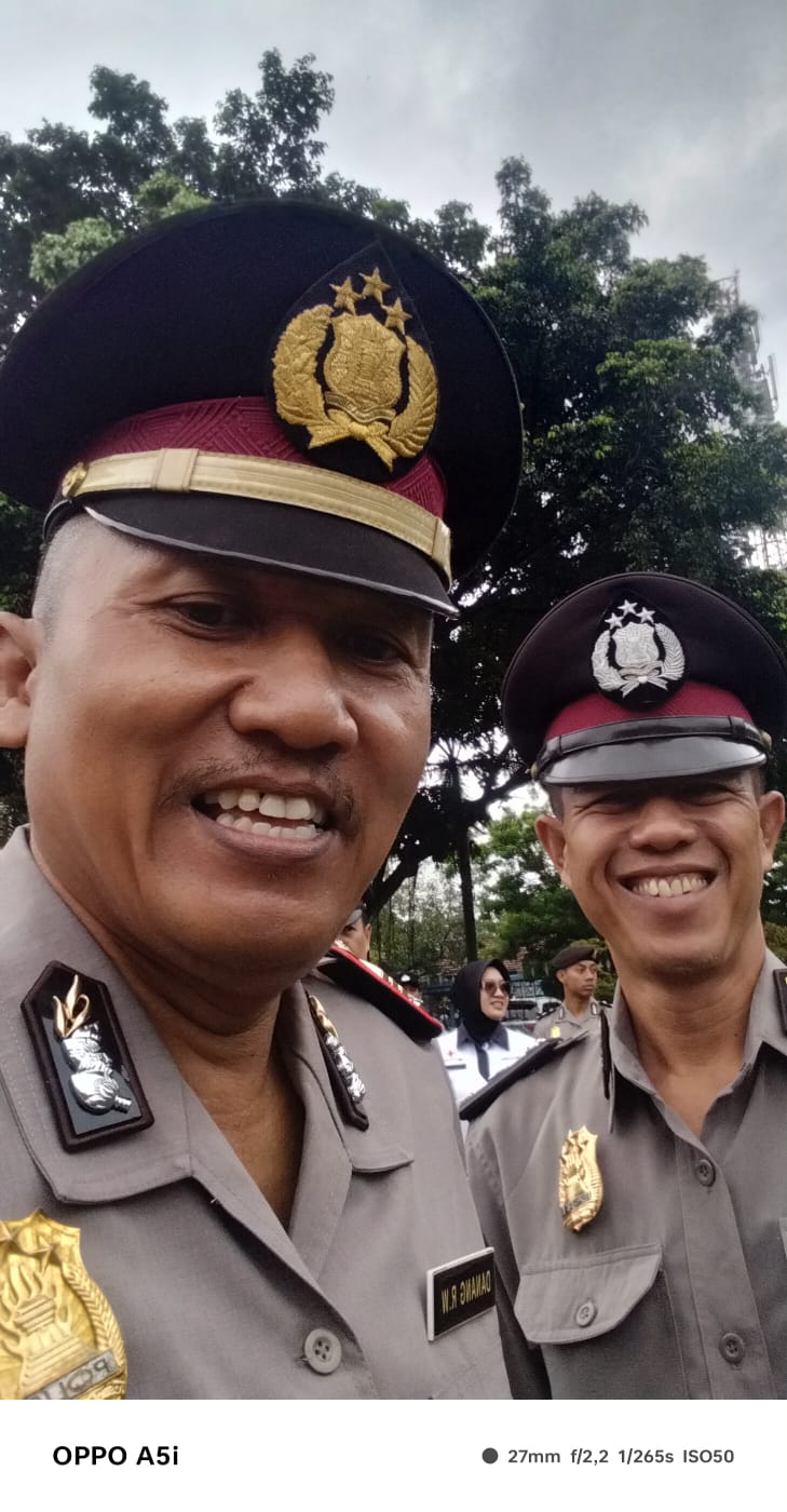 Kapolsek Karas polres Magetan memberikan Do'a anggota Polsek Karas yg berulang tahun di bulan Desember 2025