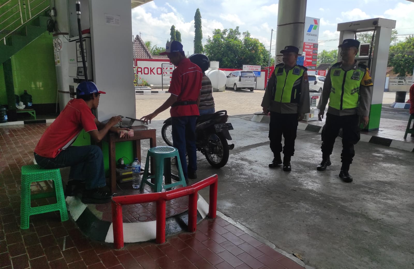 Dalam upaya meningkatkan situasi Kamtibmas yang aman dan kondusif di wilayah hukum Polsek Sukomoro Polres Magetan, anggota Polsek Sukomoro melaksanakan kegiatan patroli dengan sasaran obyek vital SPBU
