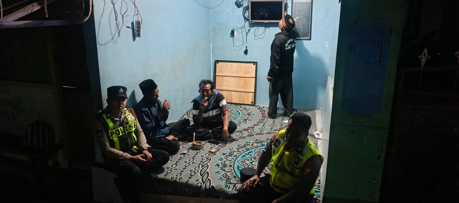 Wujud sinergitas dengan warga masyarakat dalam menjaga keamanan lingkungan, Anggota Polsek Plaosan Patroli dan sambang Pos Kamling