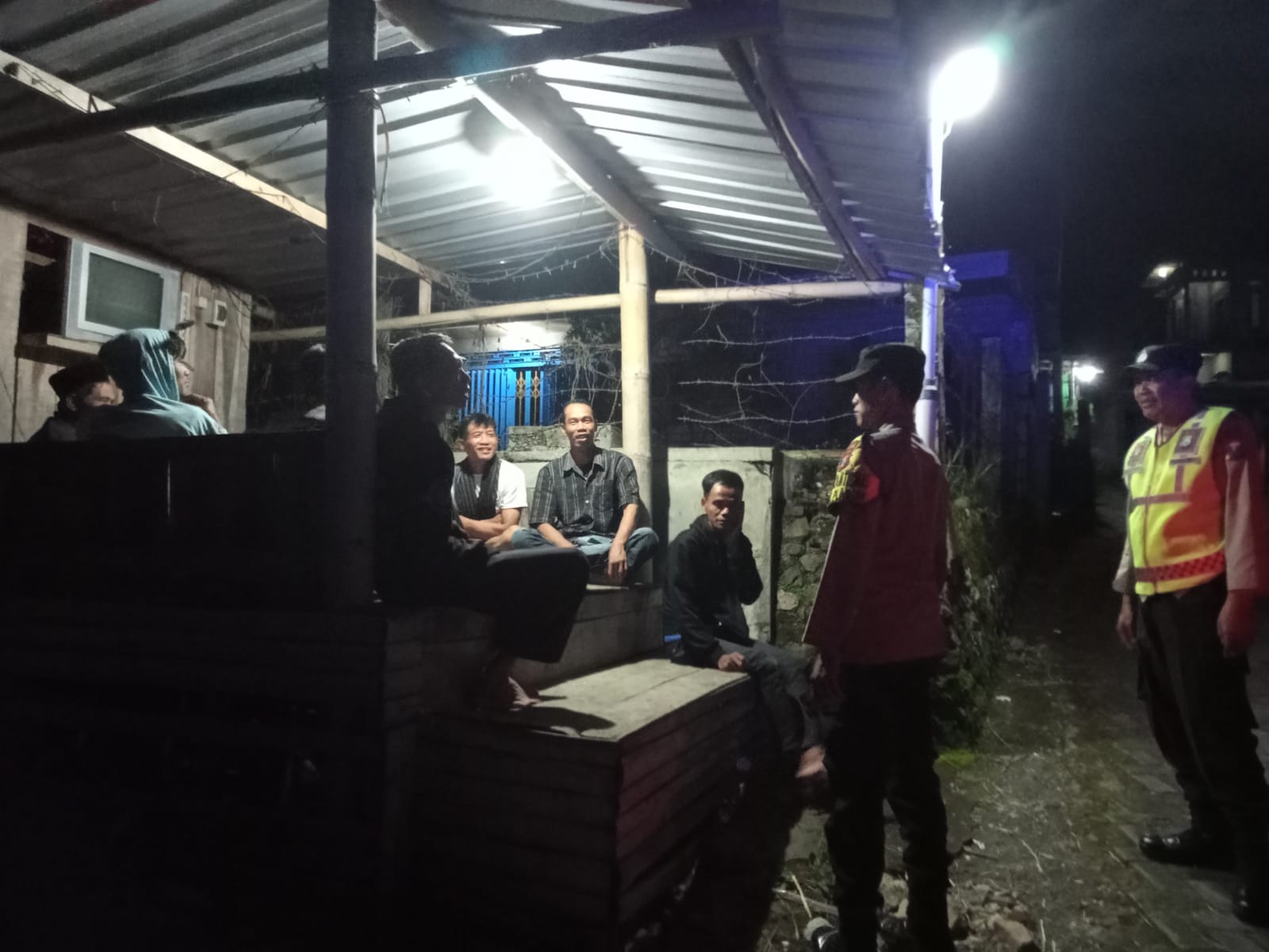 Berikan himbauan keamanan lingkungan, Anggota Polsek Plaosan Patroli dan sambang Pos Kamling