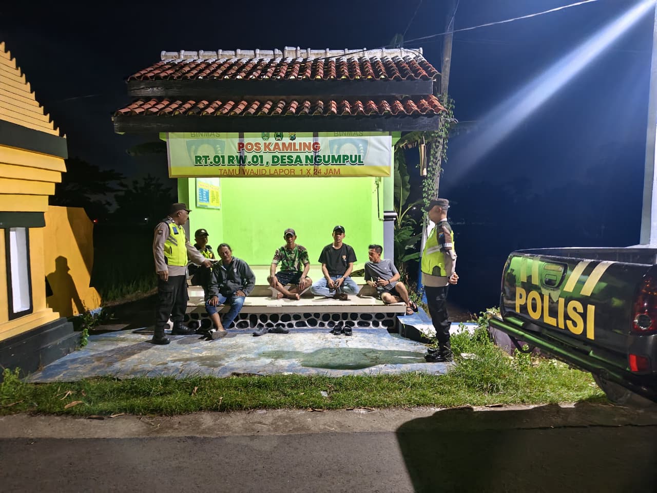 Guna menjaga situasi kamtibmas yang kondusif, Polsek Barat melaks anakan patroli dialogis dg warga di Pos Kamling