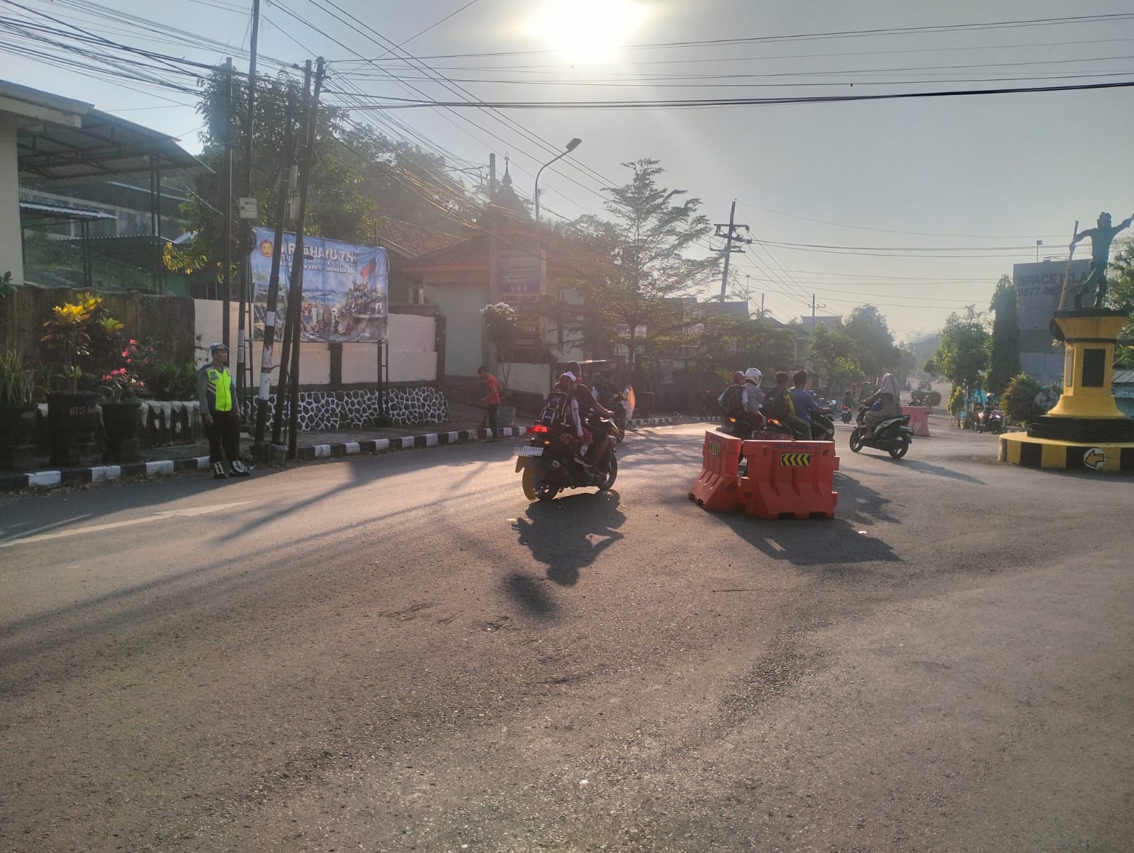 Anggota Polsek Parang Polres Magetan Polda Jawa Timur Laksanakan Yanmas Pagi, Wujudkan Kamseltibcarlantas