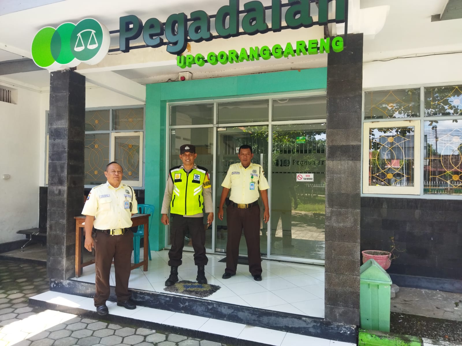 Polsek Kawedanan melaksanakan patroli obyek vital di Pegadaian dalam rangka mengantisipasi gangguan kamtibmas.