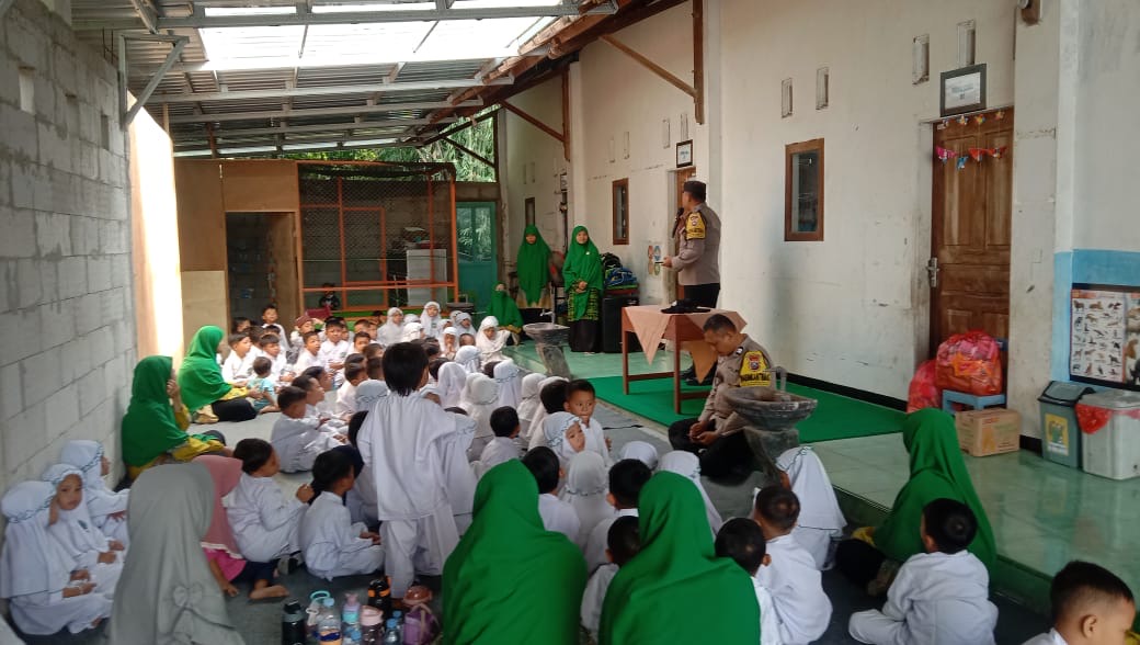 Bhabinkamtibmas Desa Kenongomulyo Sosialisasikan Pencegahan Bullying di RA Al Amanah