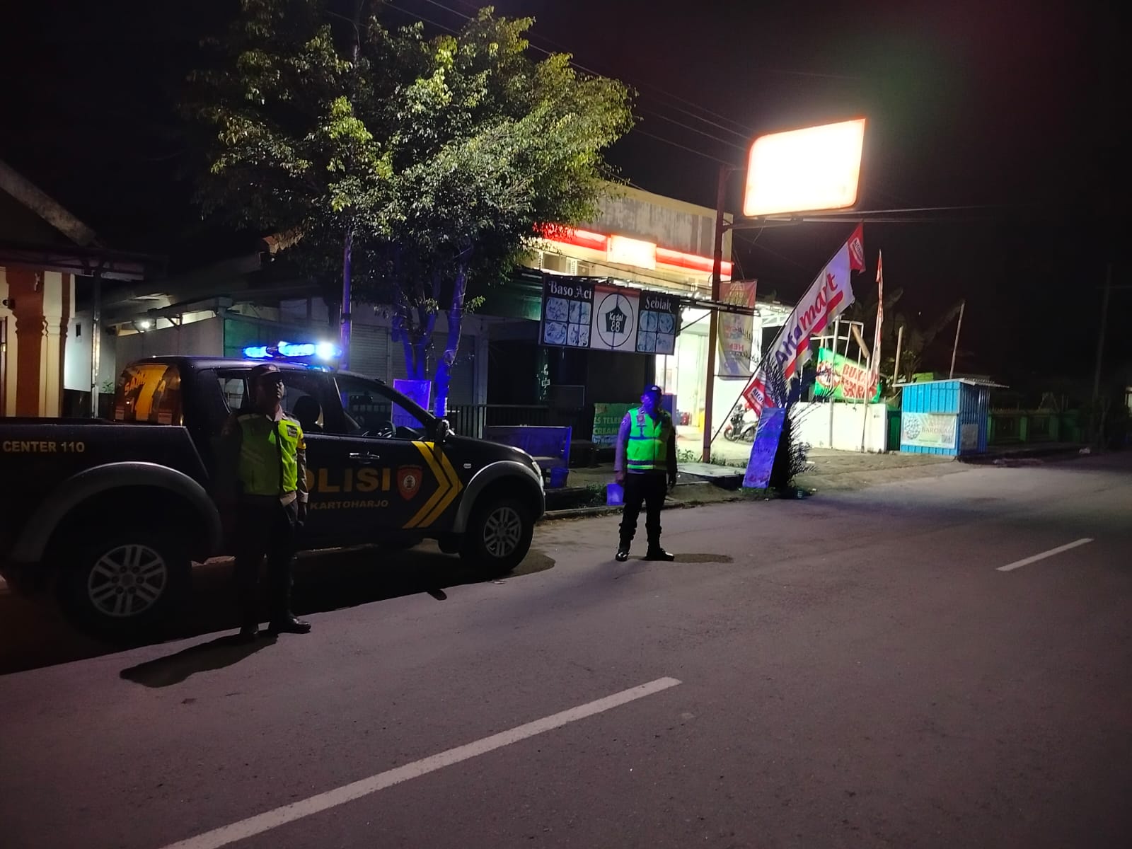 Polsek Kartoharjo Laksanakan Patroli di Perempatan Karangmojo Antisipasi Kejahatan Jalanan
