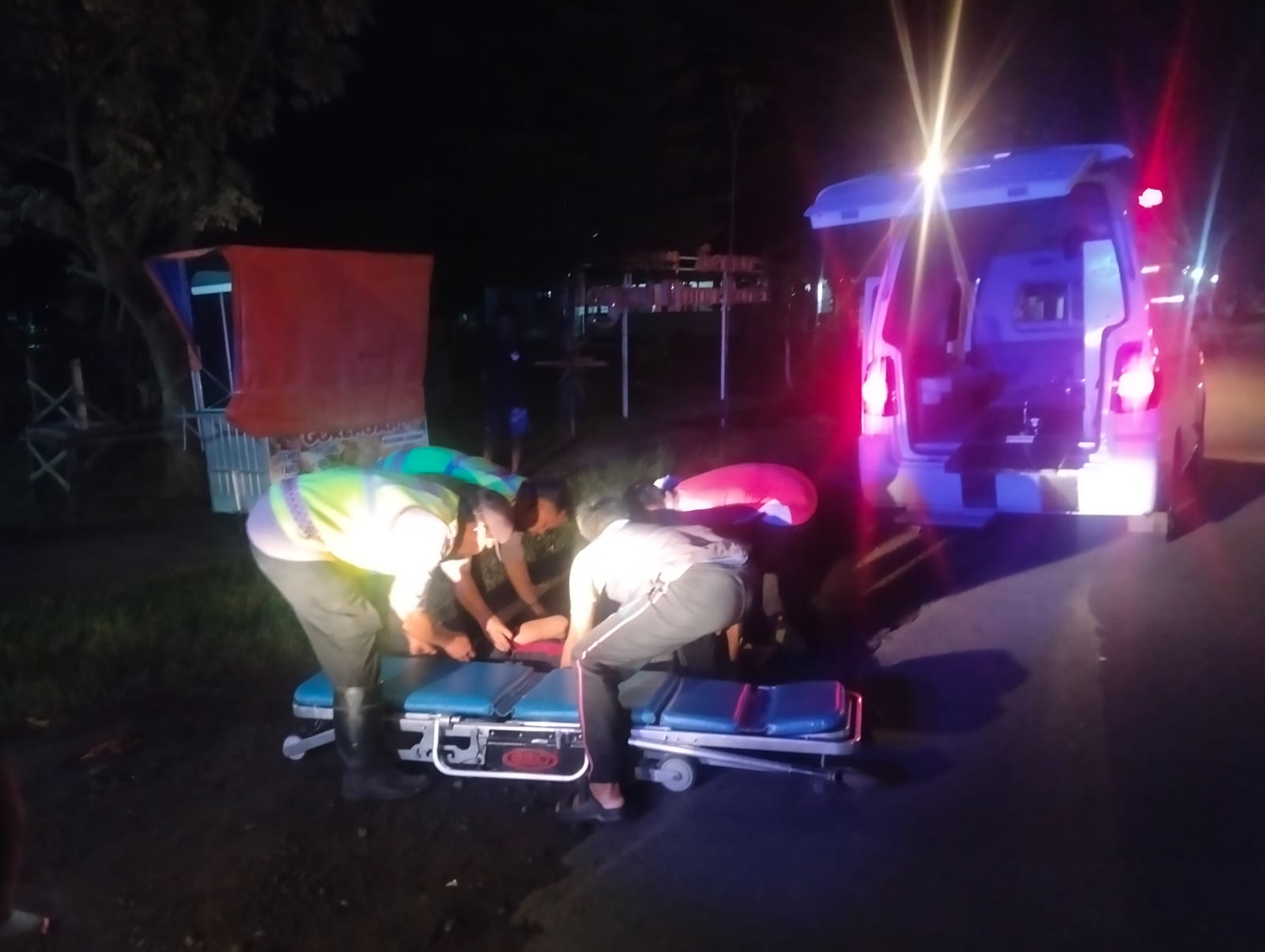 Respon Cepat Polsek Kartoharjo Tangani Laka Lantas di Jalan Raya Karasan