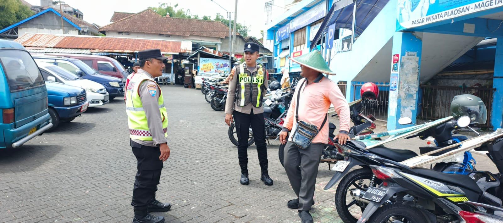 Berikan himbauan Kamtibmas, Anggota Polsek Plaosan laksanakan Patroli dialogis dengan juru Parkir