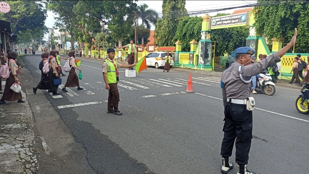 Guna antisipasi kemacetan lalu lintas, Polsek Barat melaksanakan pam rawan pagi di sekolah-sekolah