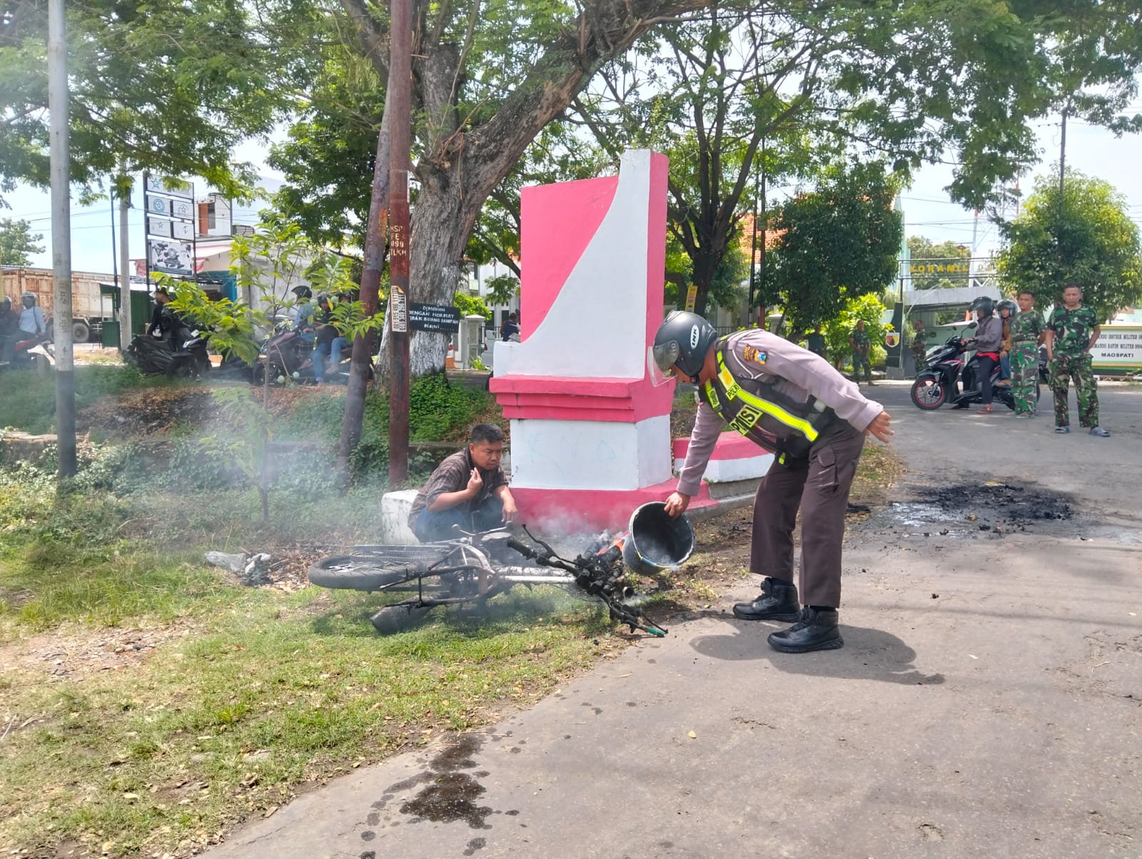 Anggota Polsek Maospati mendatangi TKP Kebakaran Motor