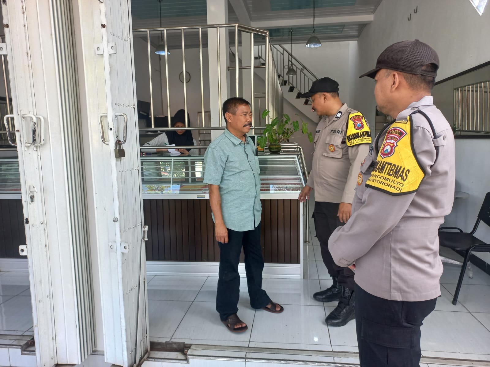 Polsek Nguntoronadi Laksanakan Patroli Dialogis di Toko Emas Leo, Antisipasi 3C