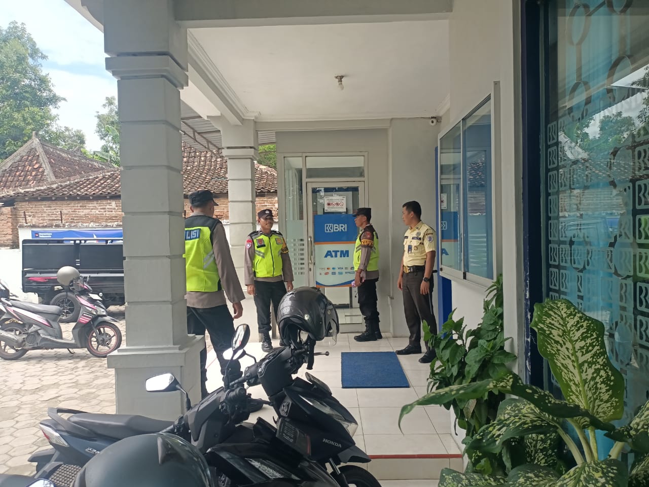 Polsek Sukomoro Polres Magetan yang dipimpin oleh Ka SPKT Aiptu Wasito bersama anggota melaksanakan kegiatan patroli dialogis dengan sasaran obyek vital BRI Unit Sukomoro.