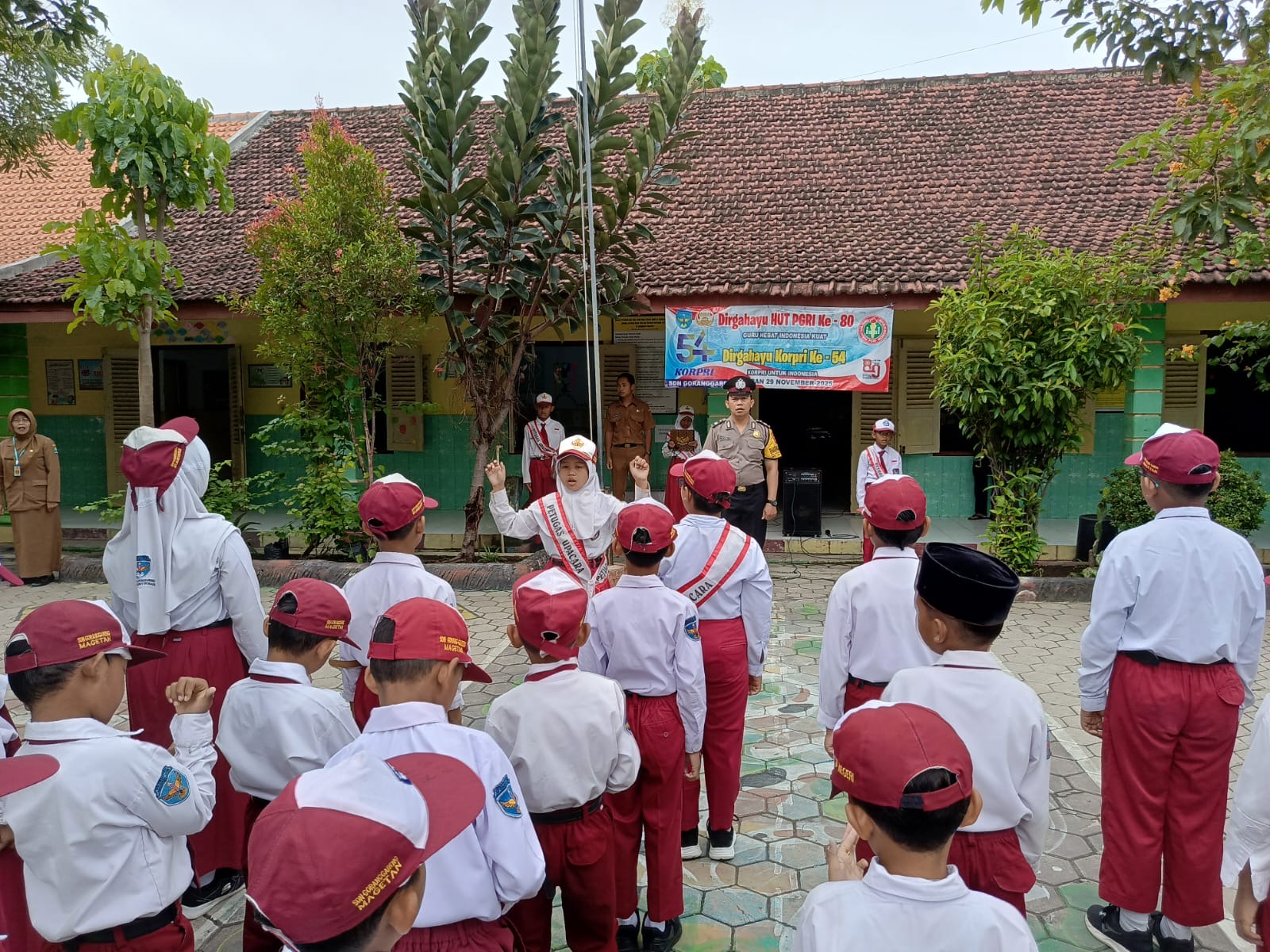 Bhabinkamtibmas Polsek Nguntoronadi Jadi Pembina Upacara di SDN Goranggareng