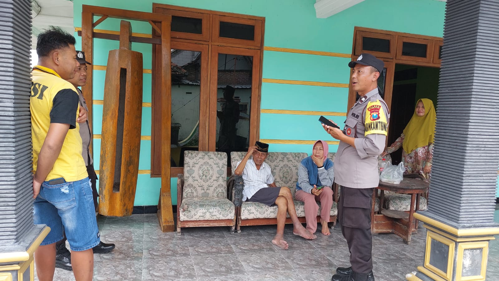 Polsek Maospati Bantu Warga Kebingungan Kembali ke Rumah