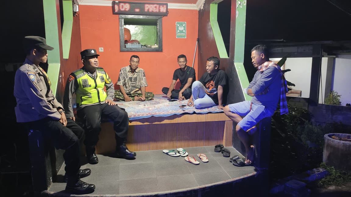 Sambangi Pos Kamling, Anggota Polsek Plaosan Berikan himbauan kamtibmas kepada warga masyarakat