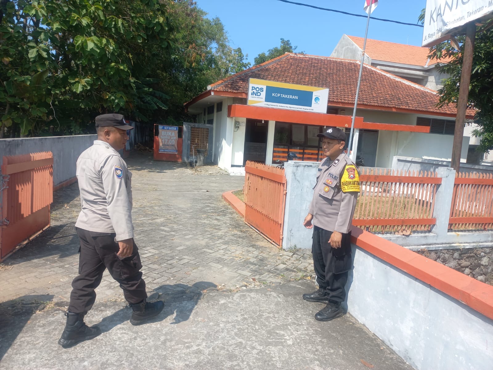 Polsek Nguntoronadi Laksanakan Patroli di Kantor Pos Desa Simbatan, Antisipasi Gangguan Kamtibmas