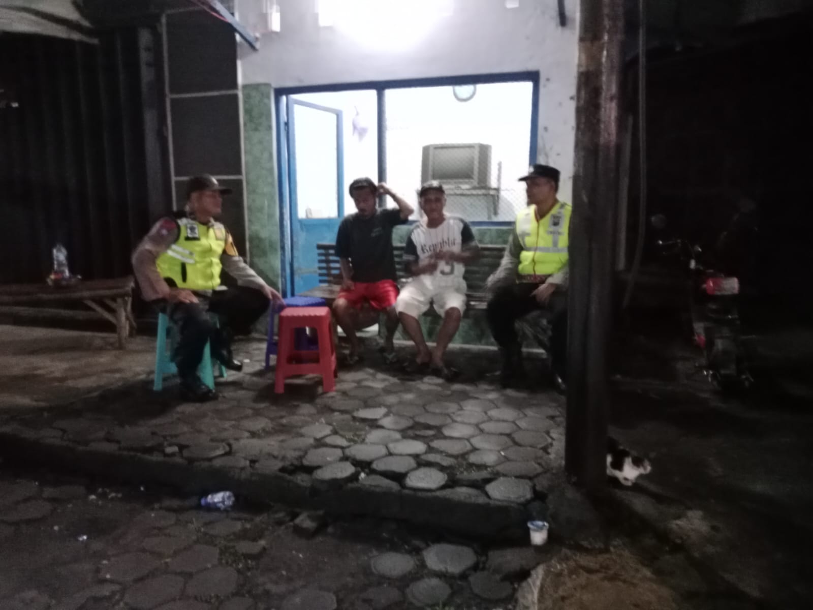 Guna menjaga situasi kamtibmas yang kondusif, Polsek Barat melaks anakan patroli dialogis dg warga di Pos Kamling