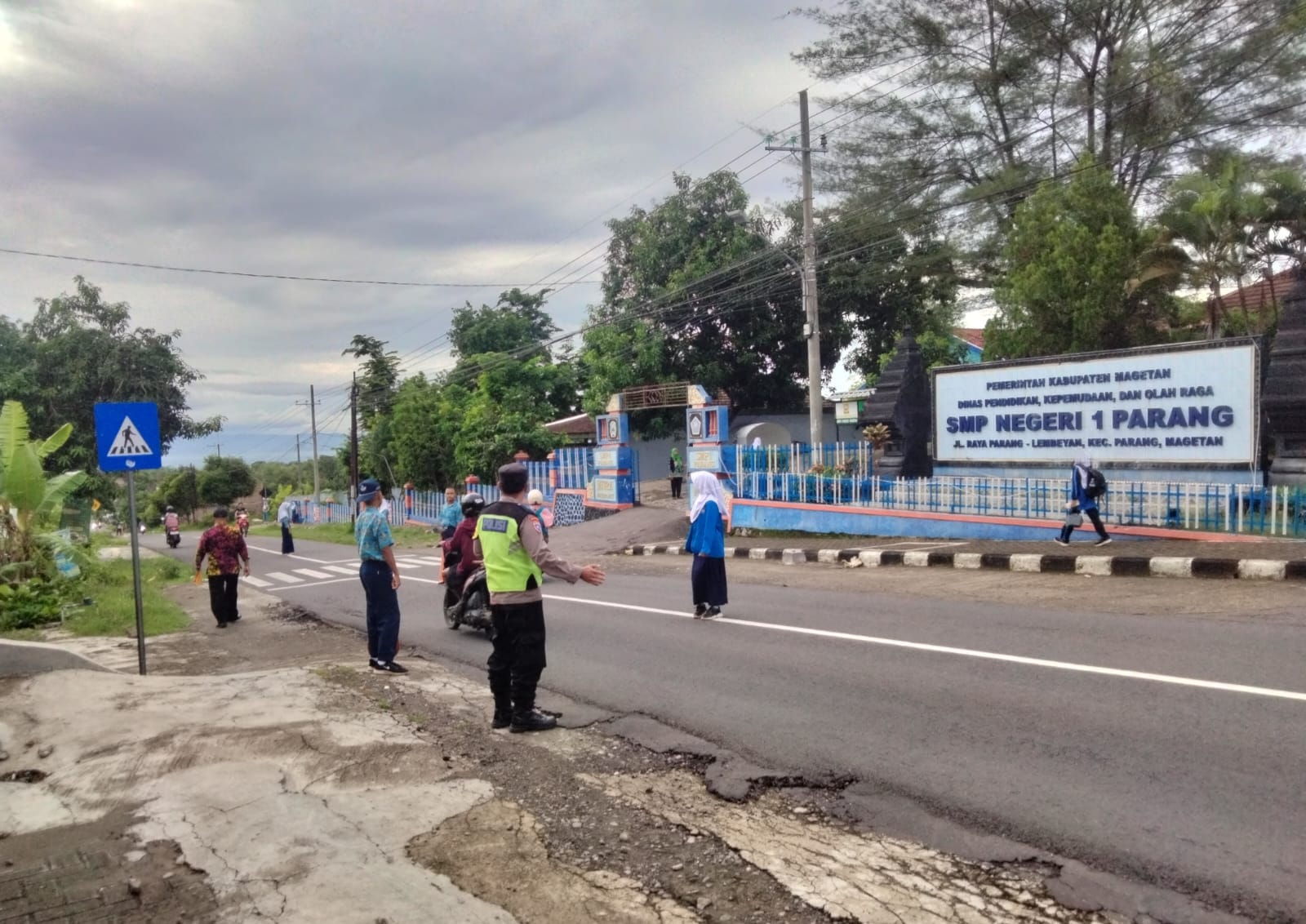 Polsek Parang Polres Magetan Polda Jawa Timur Laksanakan Pelayanan Masyarakat Pagi, Wujudkan Kamseltibcarlantas