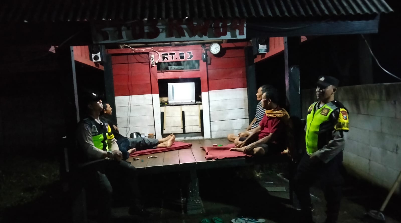 Pengecekan dan Pembinaan Personel Poskamling oleh Polsek Ngariboyo di Desa Baleasri