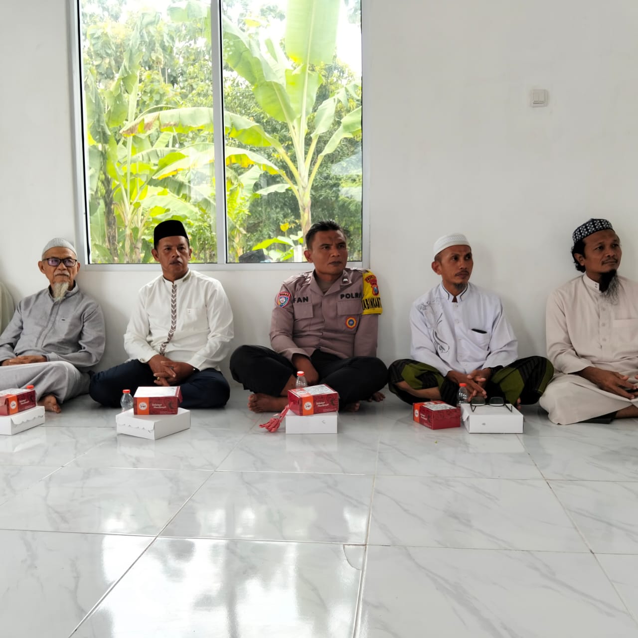 KSPK Aiptu Slamet beserta anggota mewakili Bapak Kapolsek Kawedanan menghadiri kegiatan serah terima Masjid Amar Bin Yasir Arrabian kepada Pimpinan Cabang Muhammadiyah Kecamatan Kawedanan.