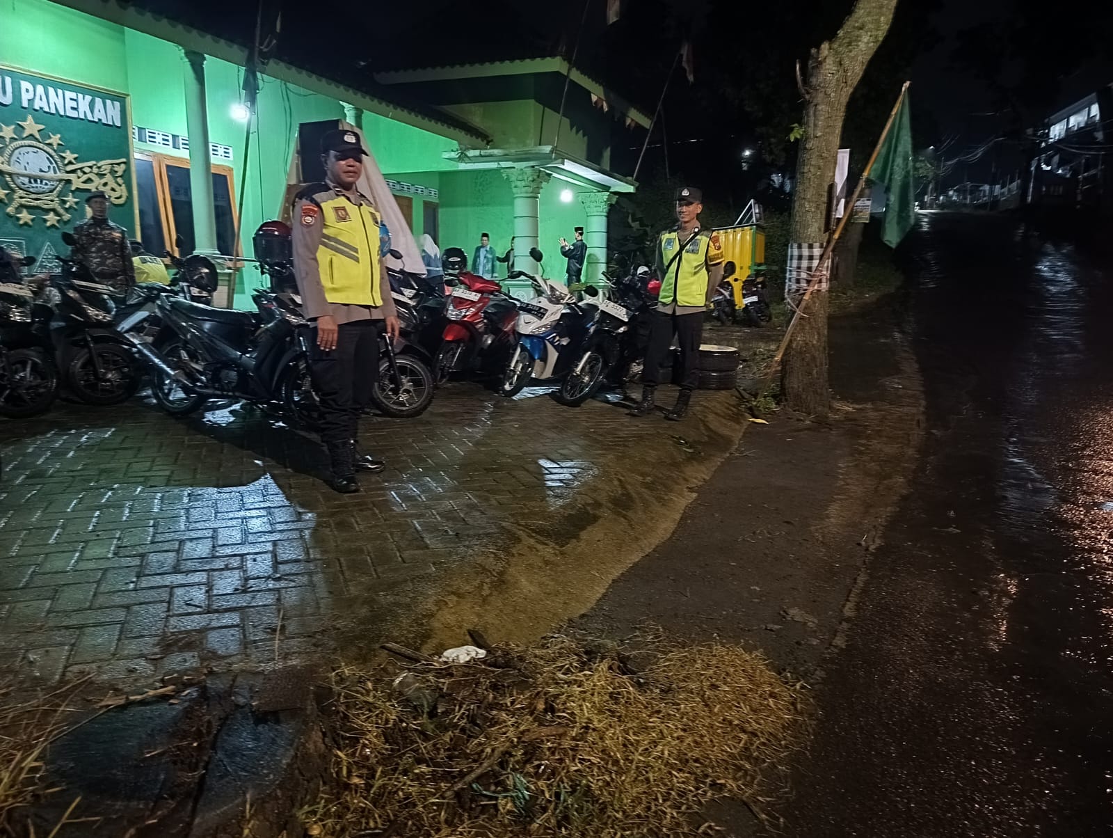 Anggota Jaga Polsek Panekan Amankan Pengajian Rutin NU