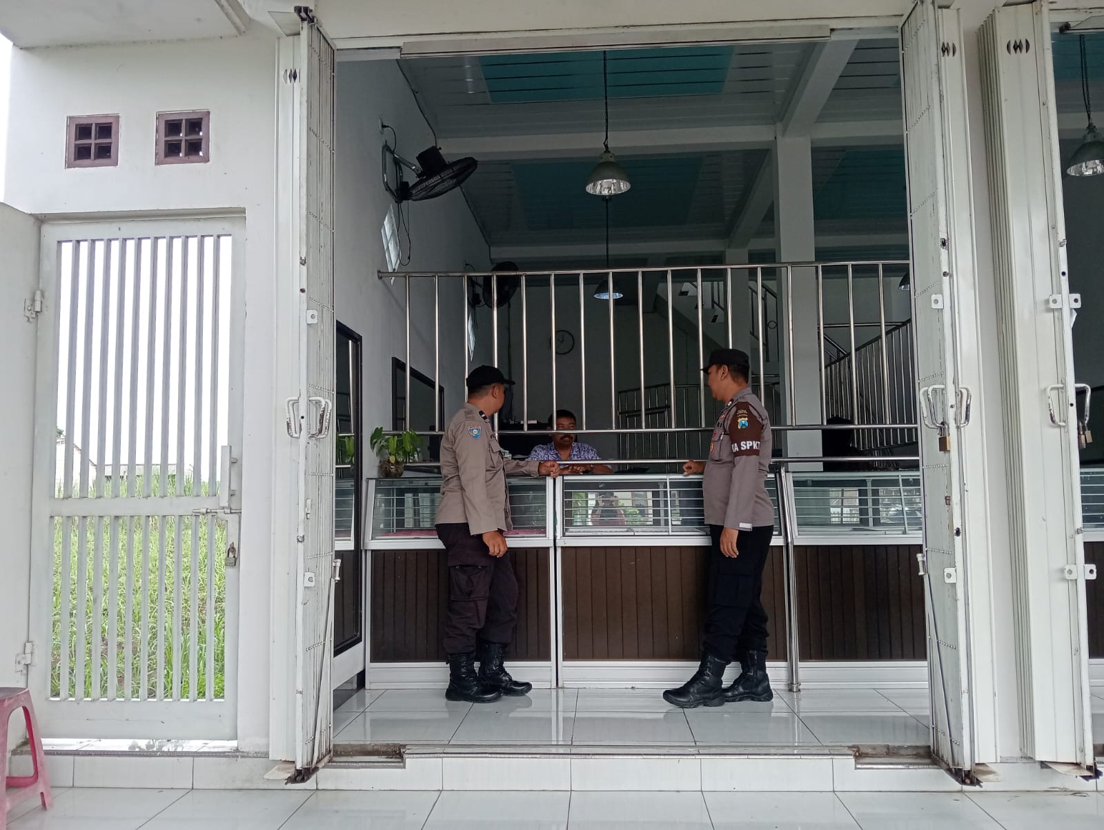 Antisipasi Gangguan Kamtibmas, Polsek Nguntoronadi Laksanakan Patroli Dialogis di Toko Emas Leo