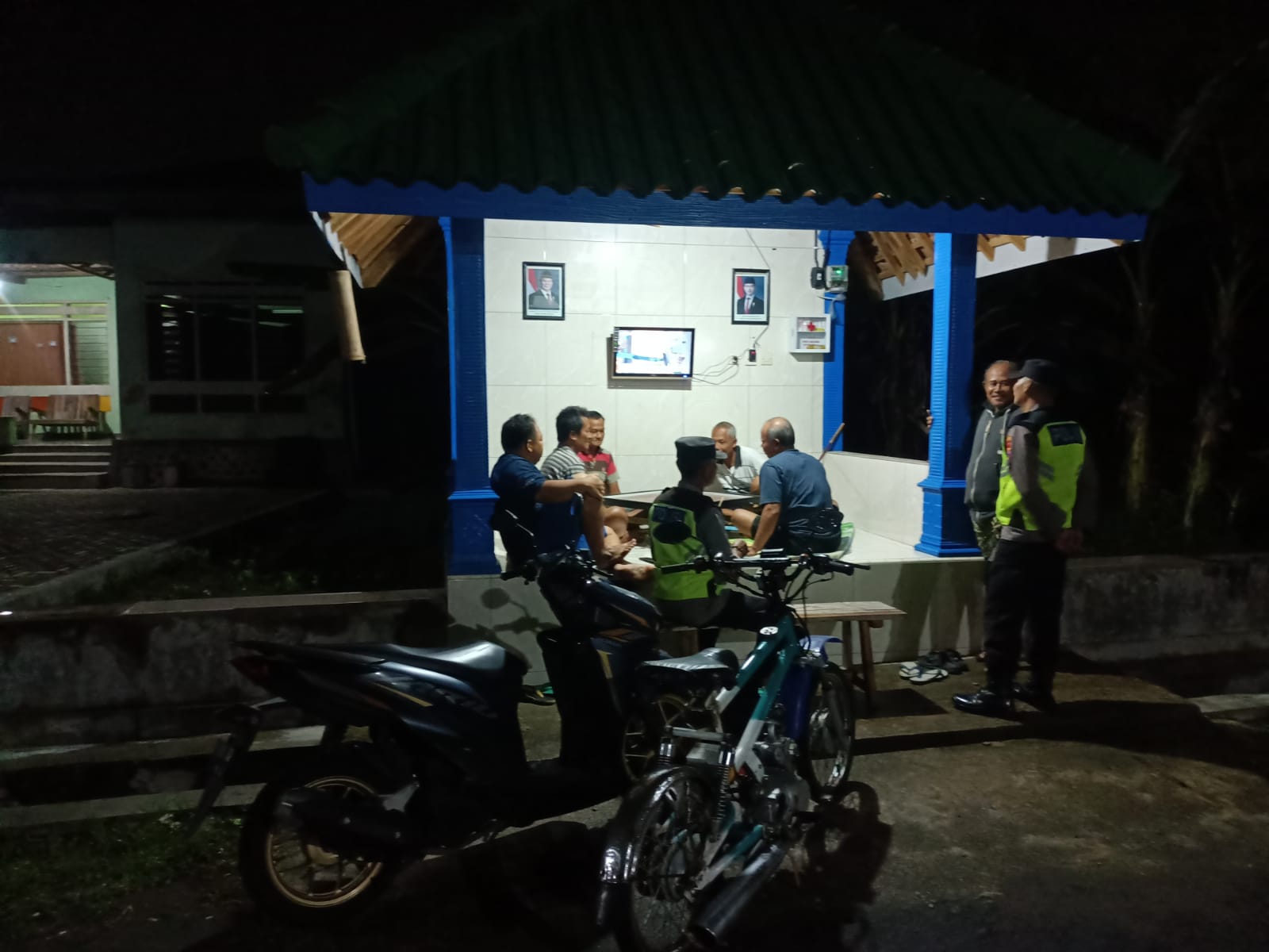 Dalam upaya meningkatkan situasi Kamtibmas yang aman dan kondusif di wilayah hukum Polsek Sukomoro Polres Magetan, anggota Polsek Sukomoro melaksanakan patroli dialogis pada malam hari dengan sasaran pos kamling yang berada di Kelurahan Tinap