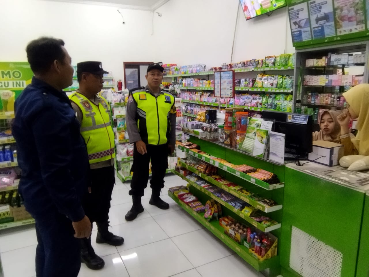 Patroli Dialogis Polsek Kartoharjo Sambangi Satpam Pertokoan Lahan Ijo Mart