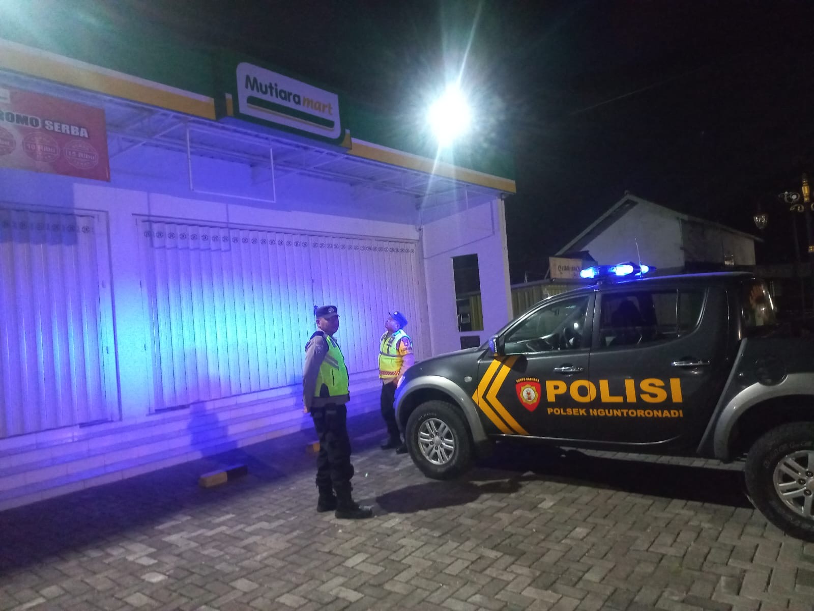 Antisipasi Gangguan Kamtibmas, Polsek Nguntoronadi Laksanakan Patroli Blue Light di Toko Mutiara Mart