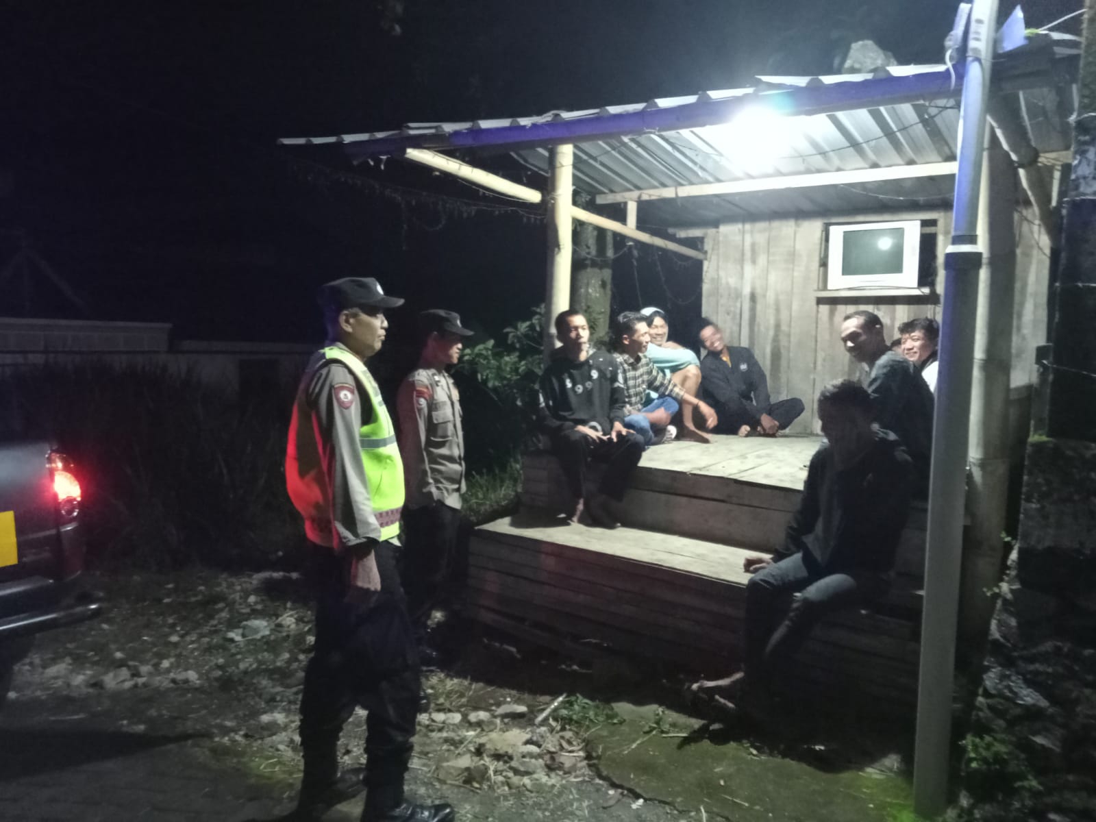 Sambangi Pos Kamling, Anggota Polsek Plaosan Berikan himbauan Keamanan Lingkumgan kepada warga masyarakat