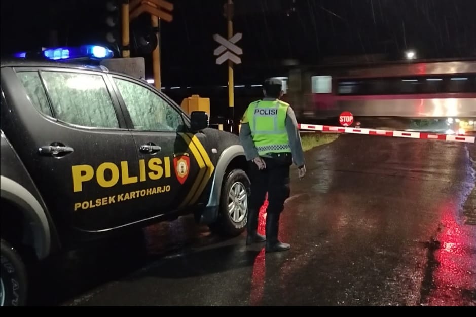 Patroli Perlintasan Rel KA, Polsek Kartoharjo Antisipasi Laka Lantas