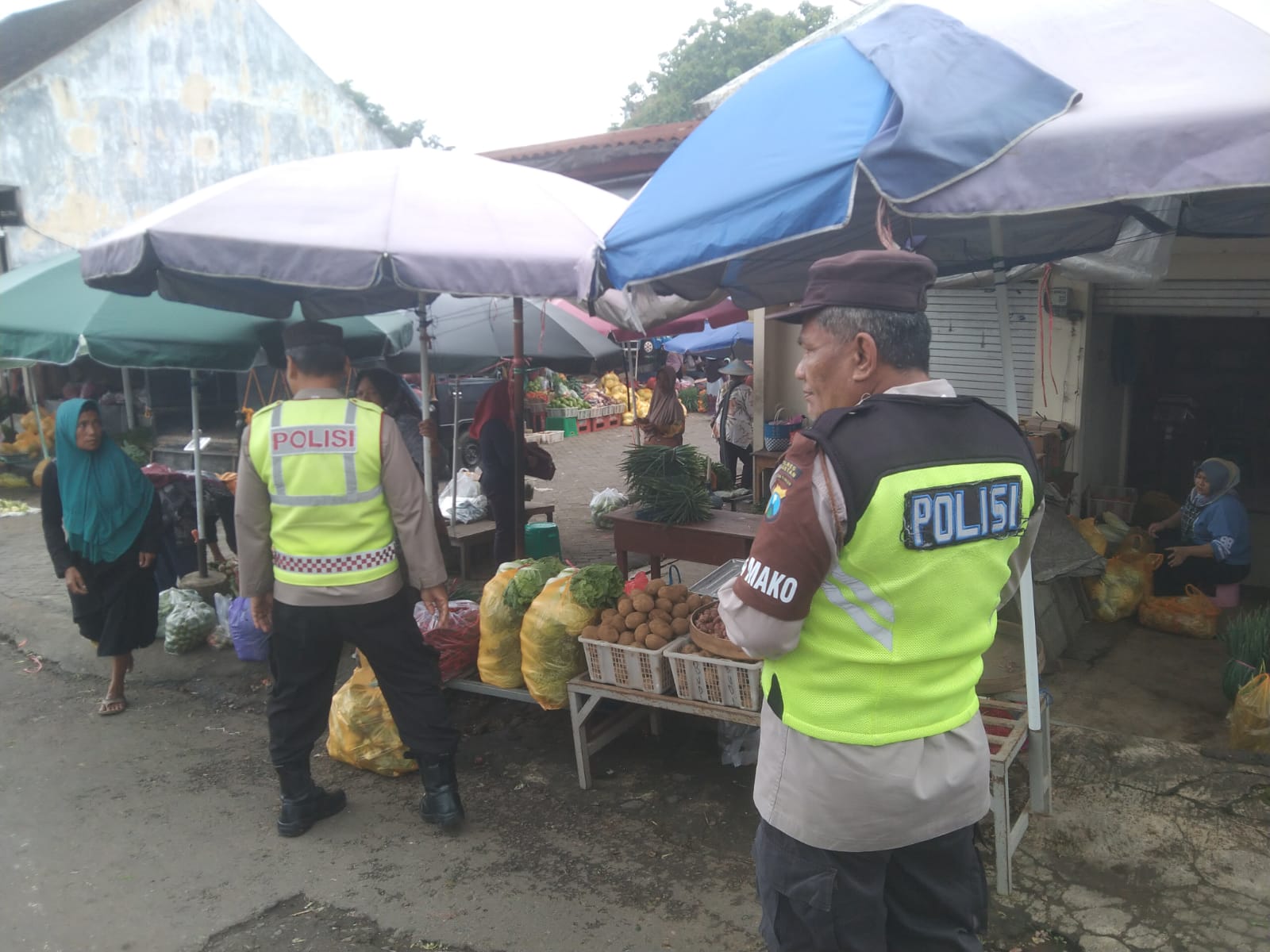 Antisipasi Gangguan Kamtibmas, Polsek Plaosan Patroli dialogis dengan pedagang di Pasar Sayur Agro Wisata Plaosan