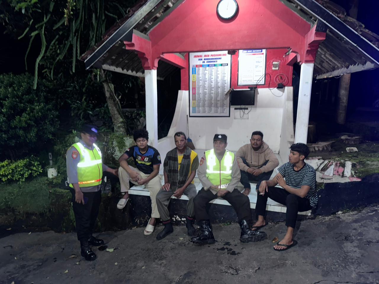Sambangi Pos Kamling, Anggota Polsek Plaosan Berikan pesan Kamtibmas kepada warga masyarakat