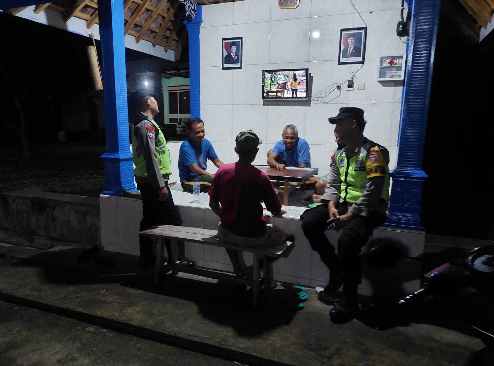 Patroli dialogis pada malam hari dengan sasaran pos kamling