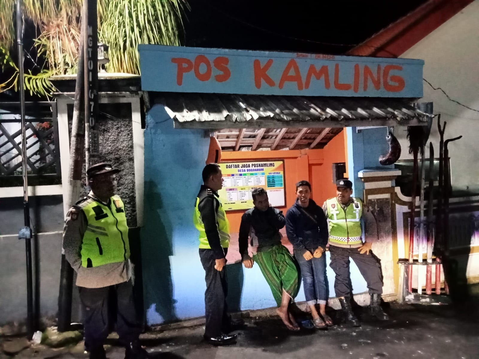 Wujud Sinergitas dengan warga Masyarakat, Anggota Polsek Plaosan Sambangi Pos Kamling Berikan pesan Kamtibmas.