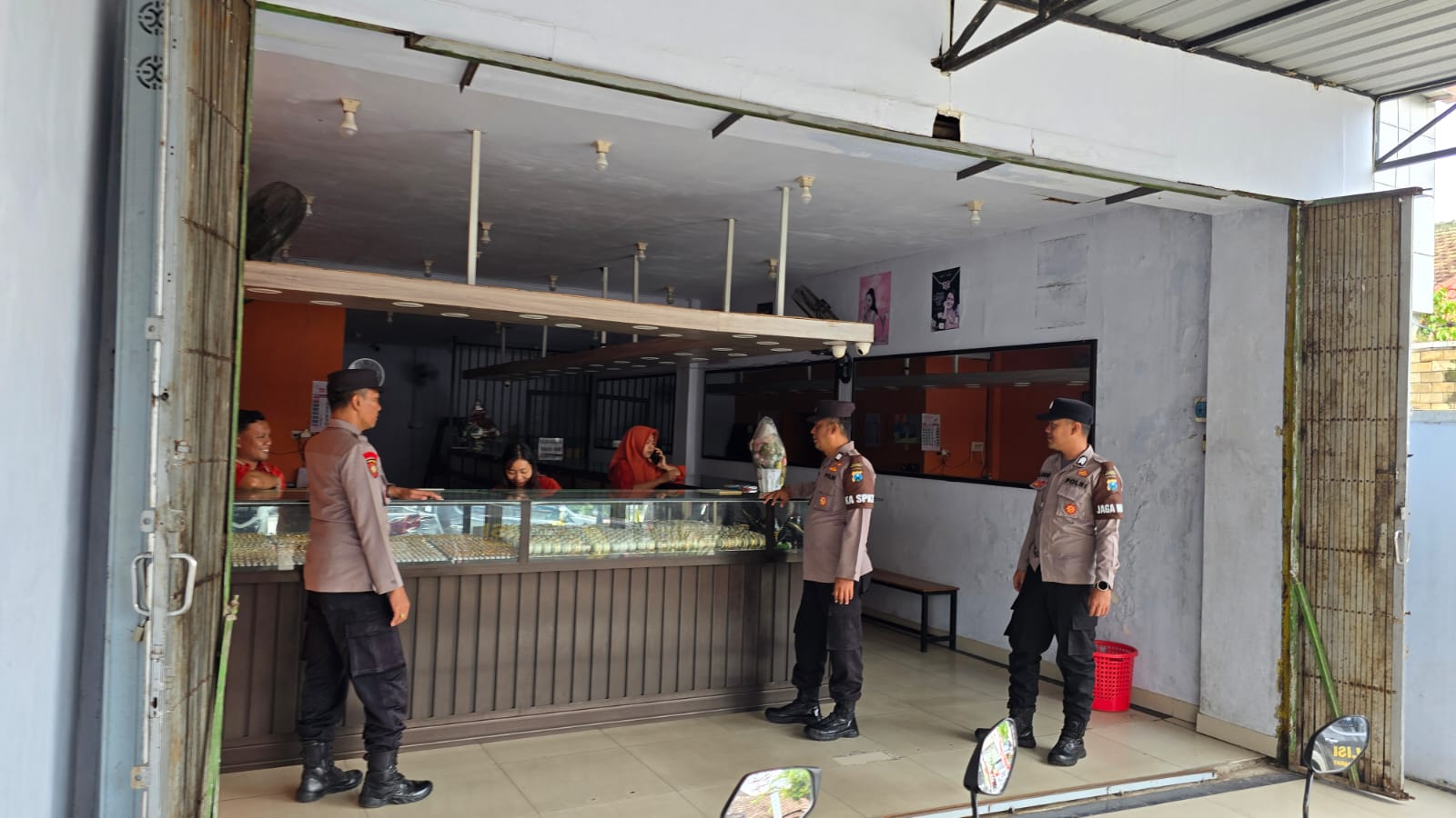 Polsek Barat melaksanakan patroli di pertokoan emas "Istana" guna mencegah terjadinya tindak kejahatan