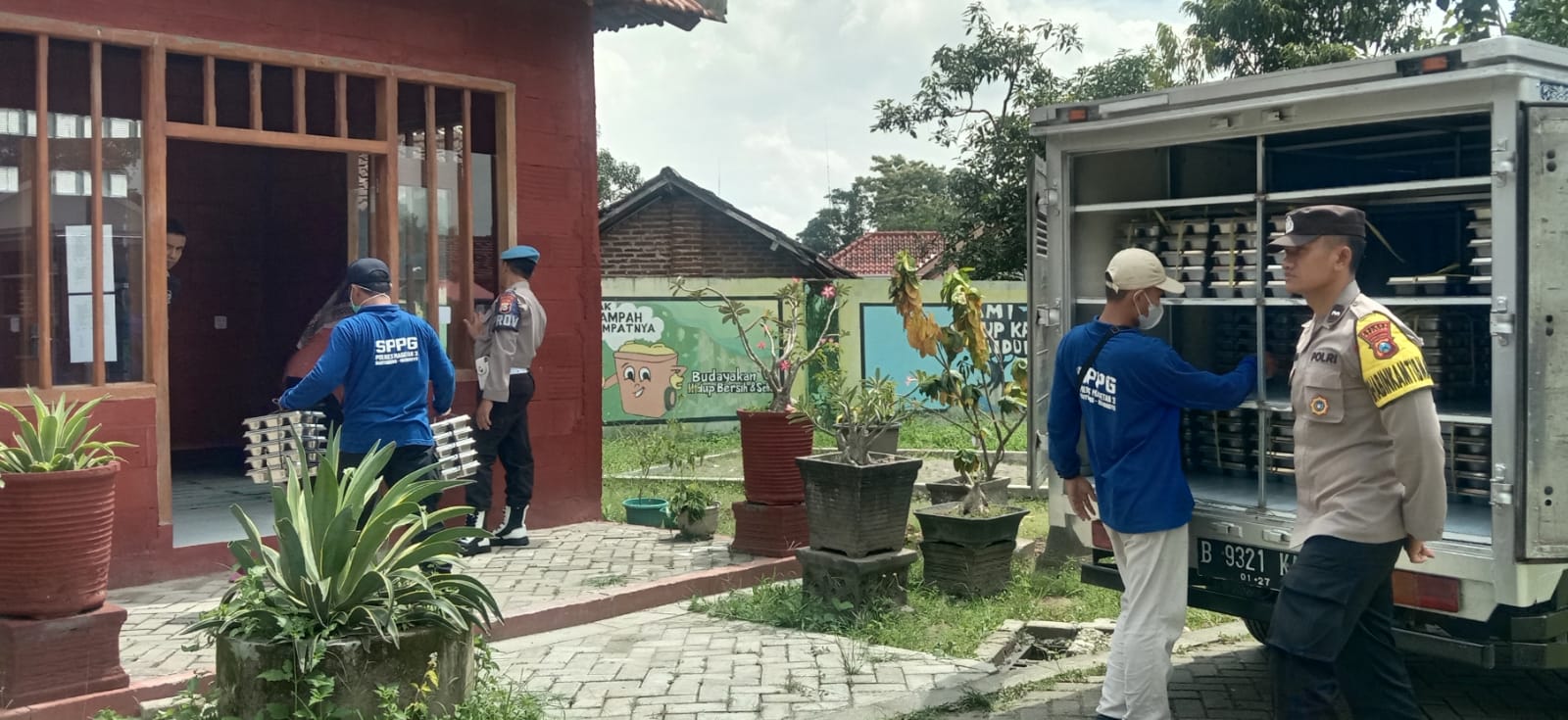 Polsek Ngariboyo Laksanakan Pengamanan dan Pengawalan Distribusi Makan Bergizi Gratis di Wilayah Kecamatan Ngariboyo