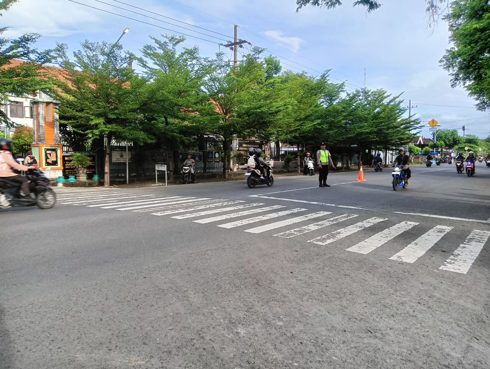 Giat pengaturan pagi Polsek Kawedanan dilaksanakan untuk mengantisipasi keramaian arus lalu lintas