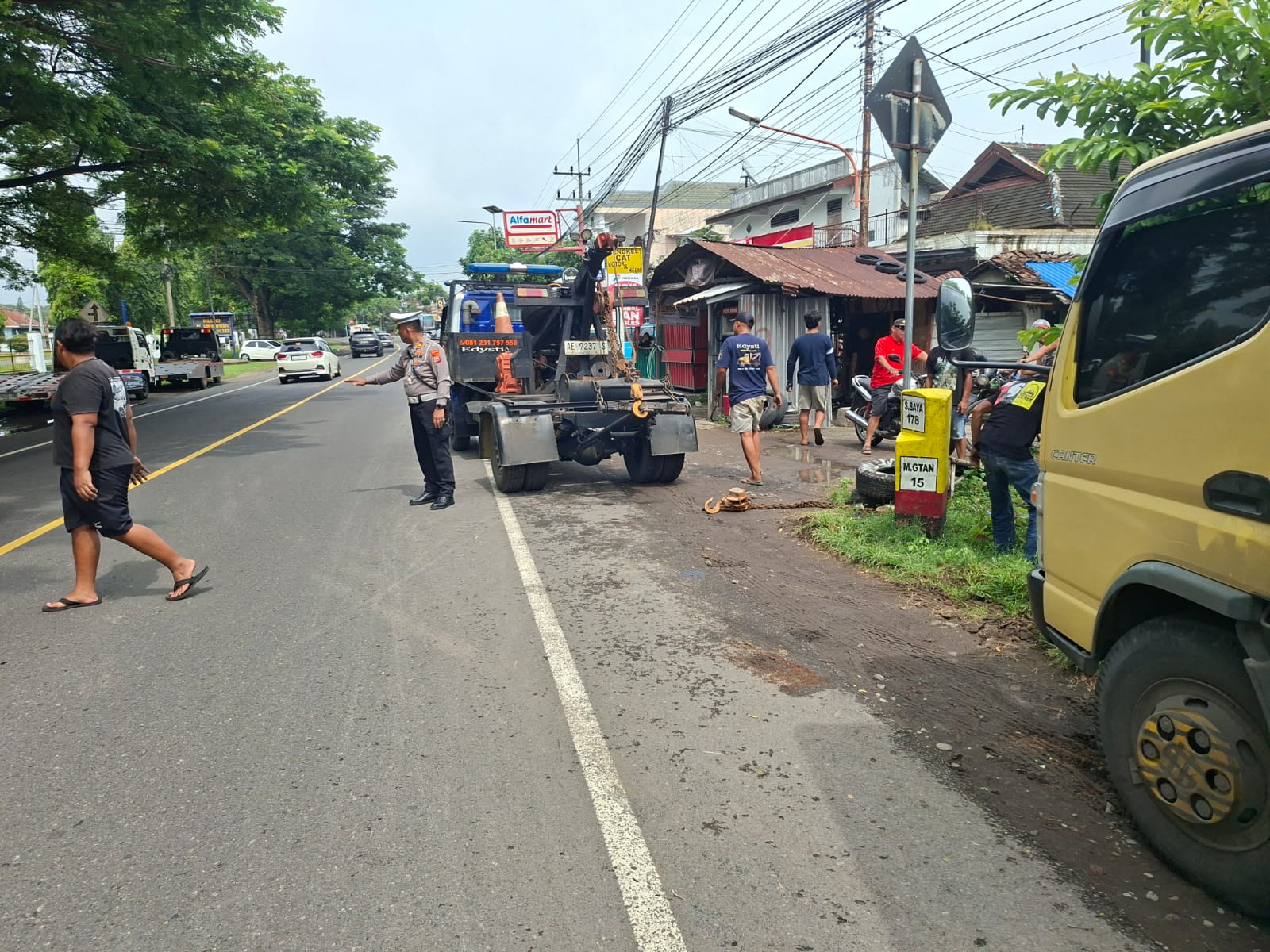 Personel Lalu Lintas Maospati evakuasi kendaraan truk box yang mengalami kecelakaan tunggal