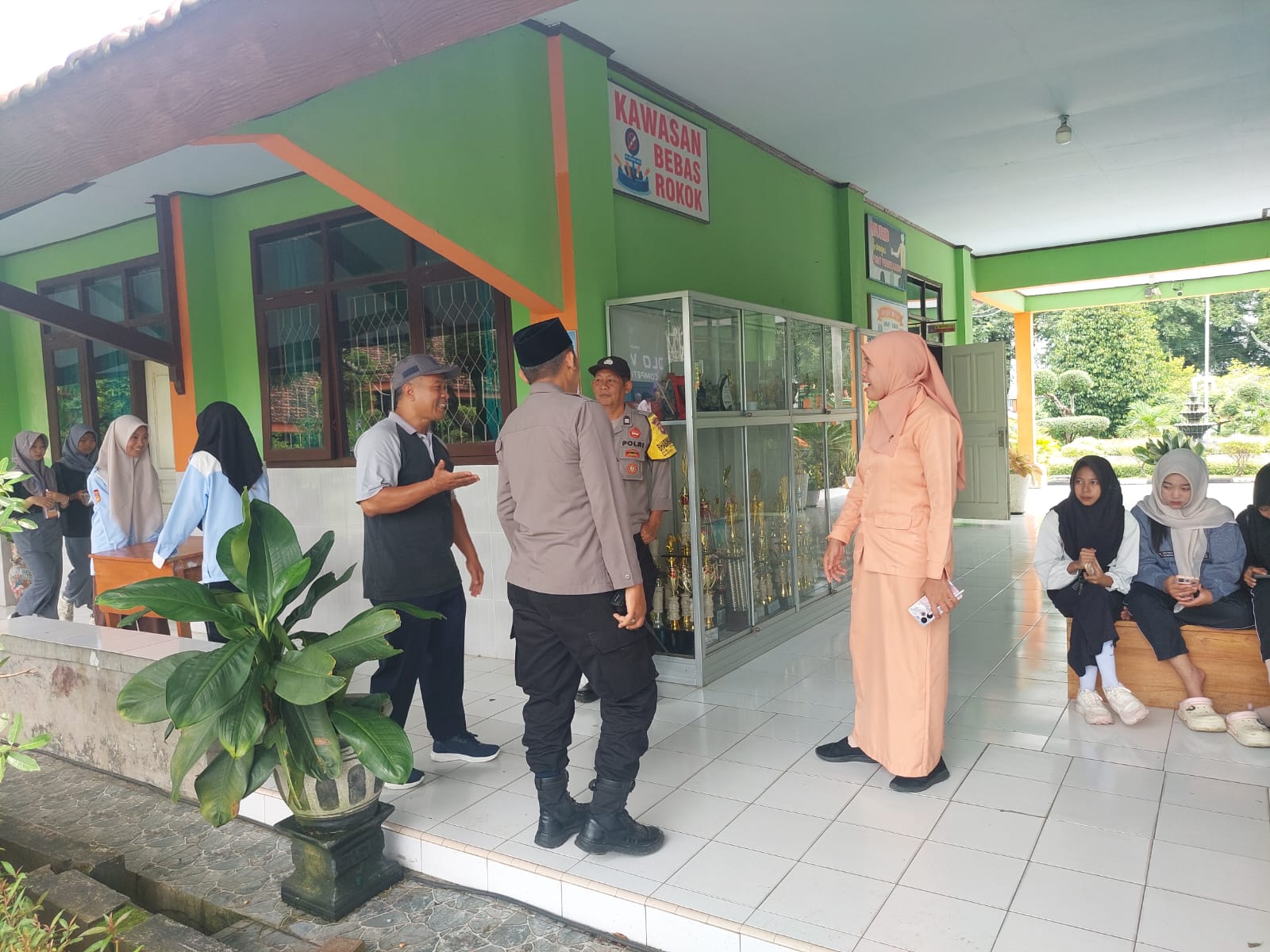 Kapolsek Karas polres Magetan bersama anggota melaksanakan pengamanan kegiatan HUT SMAN I Karas kab Magetan