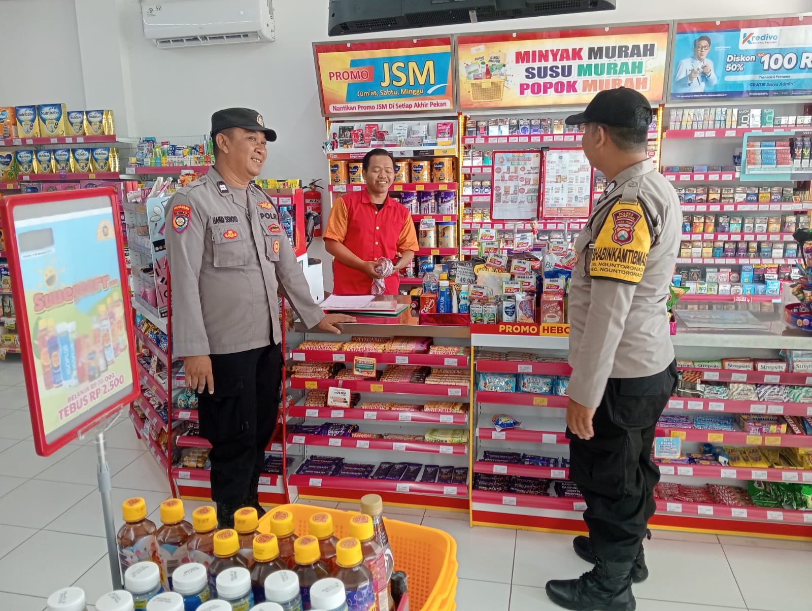 Antisipasi Gangguan Kamtibmas, Polsek Nguntoronadi Laksanakan Patroli Dialogis di Toko Mutiara Mart