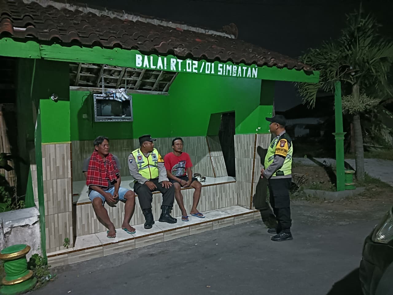 Antisipasi 3C, Polsek Nguntoronadi Intensifkan Patroli Perintis Presisi di Pos Siskamling Wilayah Desa Simbatan