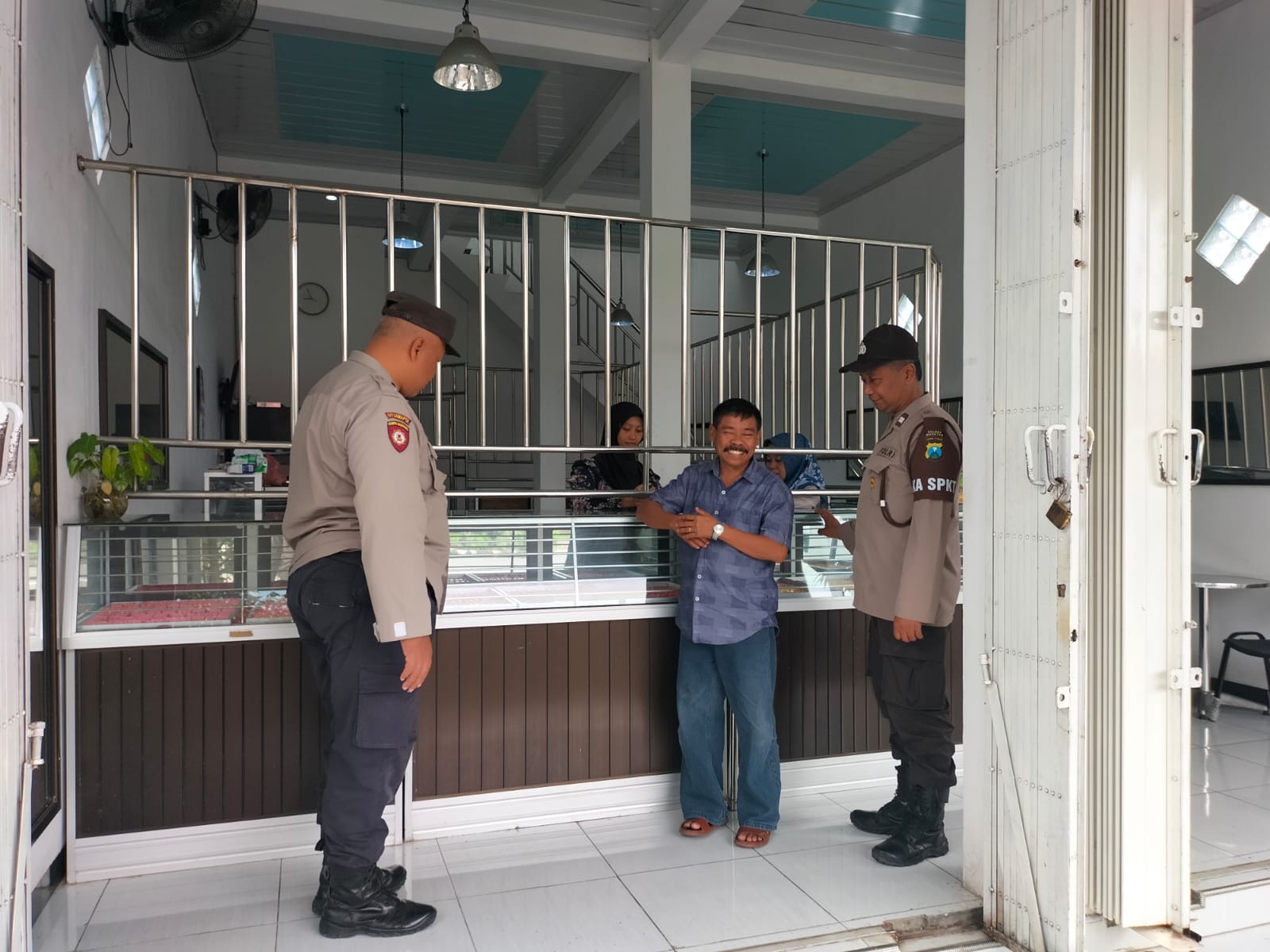 Antisipasi Gangguan Kamtibmas, Polsek Nguntoronadi Patroli Objek Vital Toko Emas