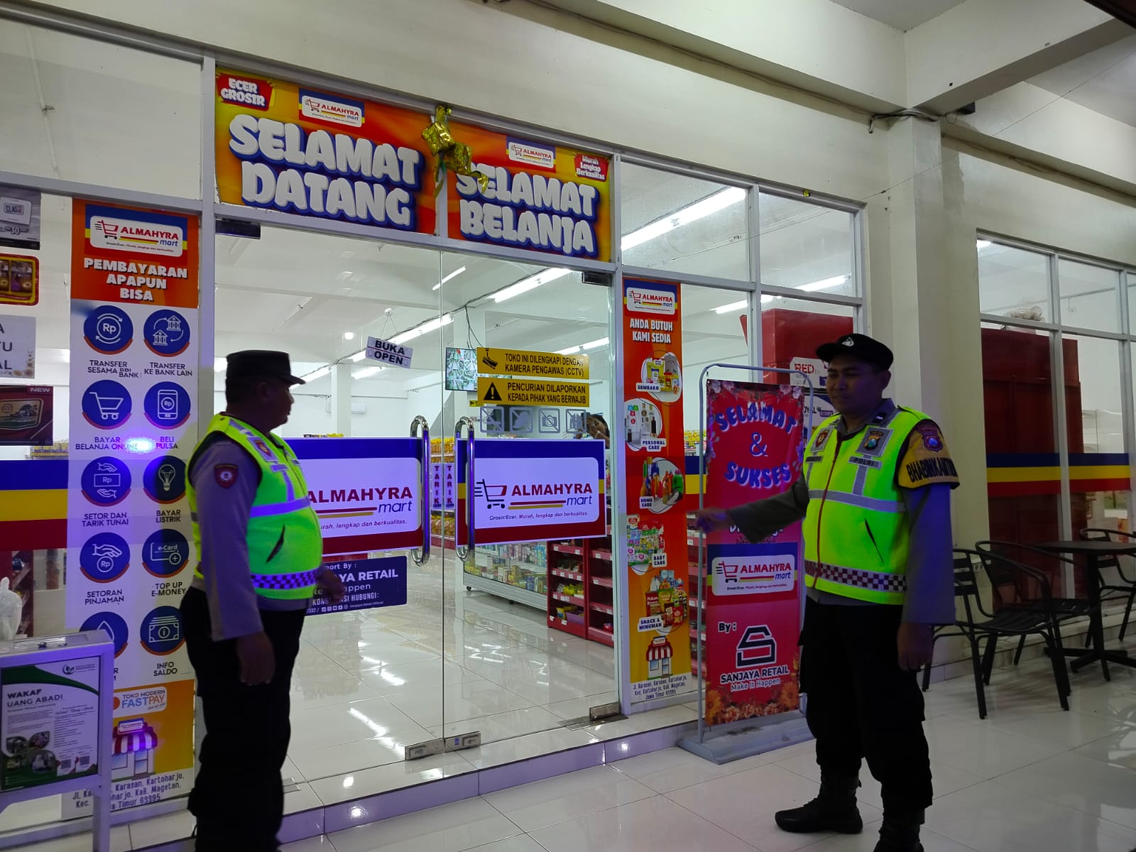 Antisipasi Gangguan Kamtibmas, Polsek Kartoharjo Laksanakan Patroli Pertokoan dan Cek CCTV di Almahyra Mart