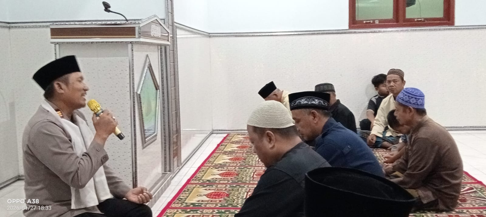 Kapolsek Karas polres Magetan Jatim silaturahmi kepada jamaah sholat magrib di masjid Al Falah Magetan